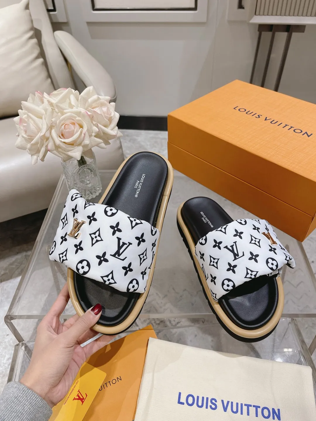 👟👟Ex-factory price 360👟👟 Lvjia brand | ²⁰²5 𝐬𝐬 💛2025 spring and summer latest popular Velcro series...Couple style thick-soled slippers, new rare products at the purchasing level💫 🍒This style is the favorite of celebrities🌟big internet celebrities. A simple and elegant sandal. A good style that you can't take your eyes off at a glance! The thick sole has the effect of increasing the height of the feet. It has the function of elongating the legs immediately. It is exquisite and low-key luxury✔️ No matter it is paired with skirts or trousers, it is super aura🛍 ━━━━━ ЅᏇєєt ━━━━━ ▪️Upper: LV old floral fabric ▪️Outsole: original molded outsole ▪️Shoe size: 35-45